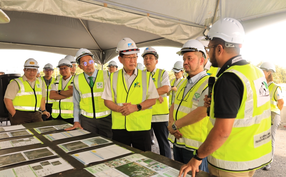 Sarawak Transport Minister Datuk Seri Lee Kim Shin (third from right) being briefed on the construction site for the ART dedicated lane along the Kuching-Samarahan Expressway, November 1, 2023. — Picture courtesy of Sarawak Metro Sdn Bhd