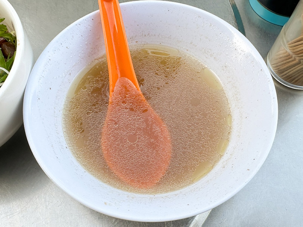 What makes Lian Wah different is their herbal soup served with the 'wantan mee', which makes up for the lack of 'wantans'