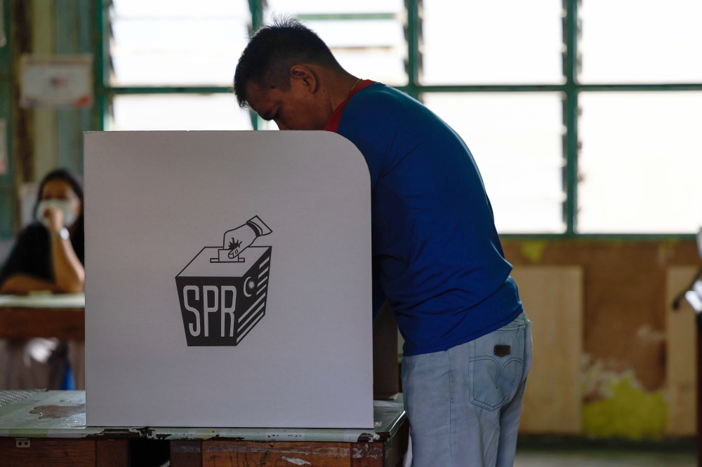 A voter casts his ballot at SK Bintulu November 4, 2023. ― Bernama pic