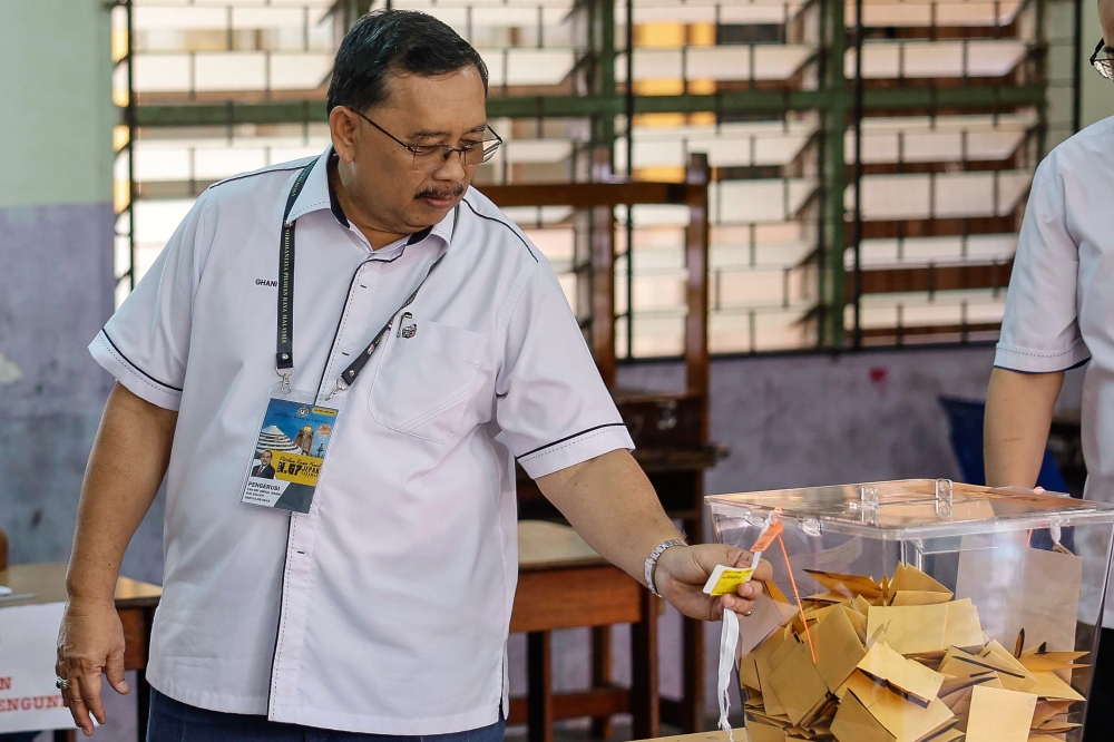 EC chairman Tan Sri Abdul Ghani Salleh observes the voting process at Sekolah Kebangsaan (SK) Bintulu November 4, 2023. ― Bernama pic