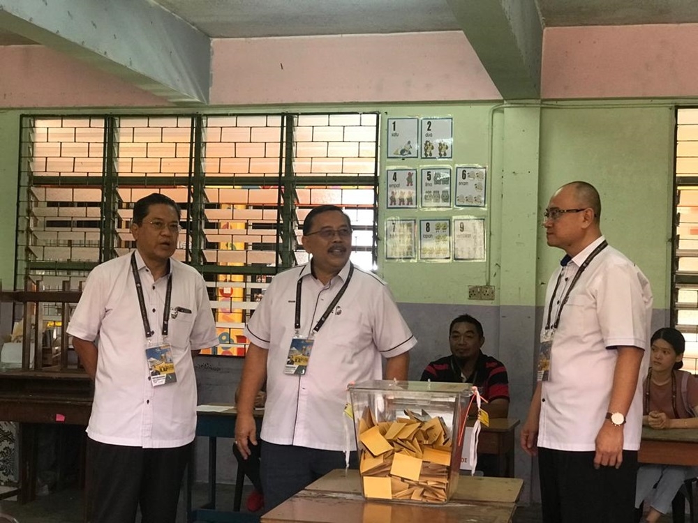 Election Commission chairman Tan Sri Abdul Ghani Salleh (centre) is seen during his inspection of a voting centre during the Jepak by-election November 4, 2023. — Borneo Post pic