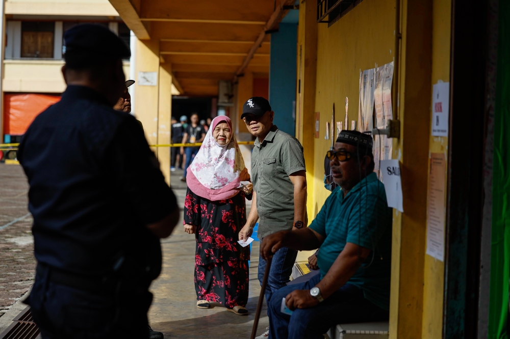 Voters wait for their turn to cast the ballot at the SK Bintulu voting centre in Bintulu November 4, 2023. — Bernama pic