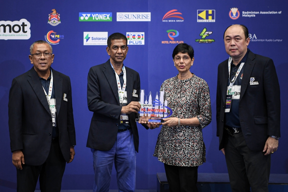 KLBA president Datuk Seri Jahaberdeen Mohamed Yunoos presenting a commemorative plaque to Punch Gunalan’s widow, Datin P. Vijeyakumari. — Bernama pic