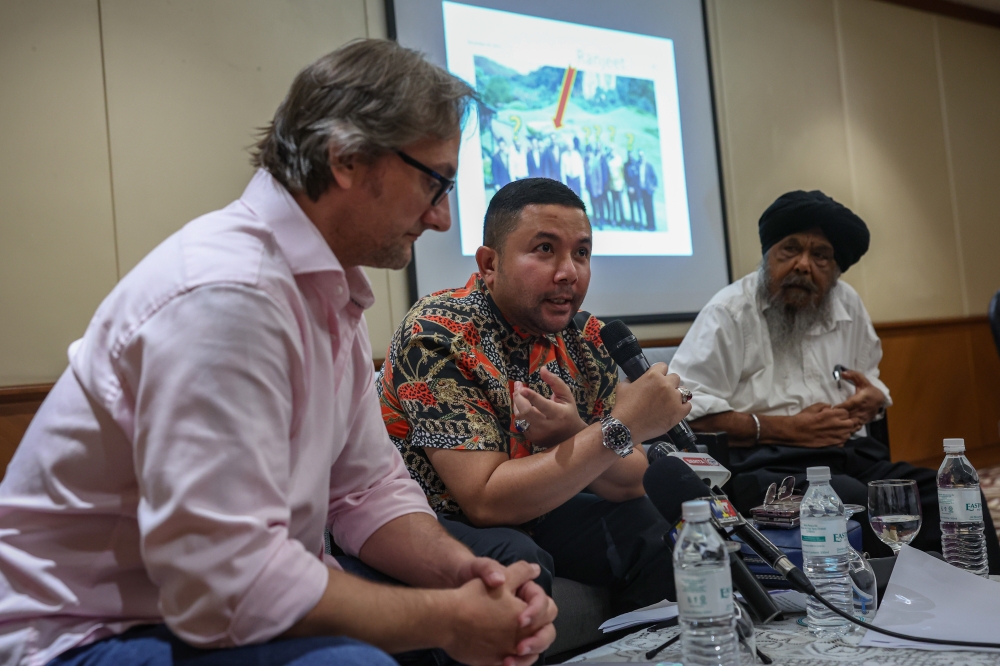 Spokesman for a secretariat established by a group of fraud victims, Shah Abdul Malek, at a press conference in Kuala Lumpur, November 7, 2023. Also present, fraud victims Lee Roger Meiklejohn and Amarjeet Singh (right). — Bernama pic 