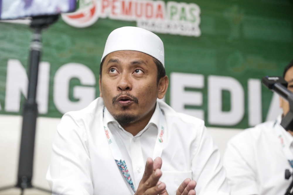 PAS information chief Ahmad Fadhli Shaari said the PAS-owned publication had received a letter from the Information Department earlier today, requesting that its reporters return their official media passes. —  Picture by Sayuti Zainudin