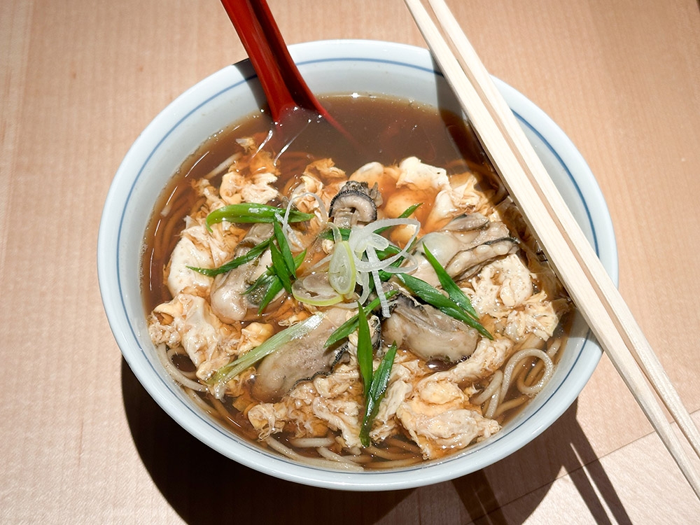 With the rainy nights, how about a bowl of steaming hot Oyster Egg Soba where juicy oysters are blanketed in a fluffy omelette.