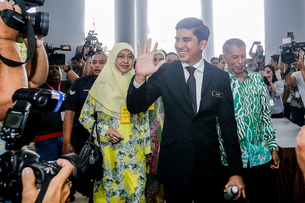 Muda president Syed Saddiq Syed Abdul Rahman greets the public at the Kuala Lumpur Court Complex before the High Court verdict, November 9, 2023. — Picture by Sayuti Zainudin