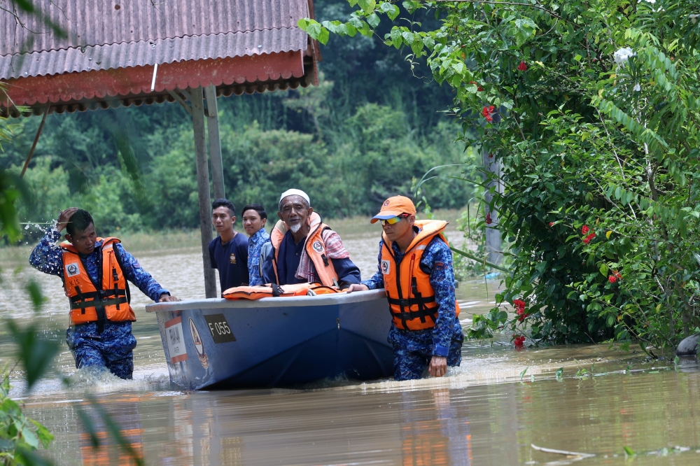 A total of 61,839 officers and personnel from various government agencies, with the support of various assets, are all geared up to face the northeast monsoon. — Bernama pic