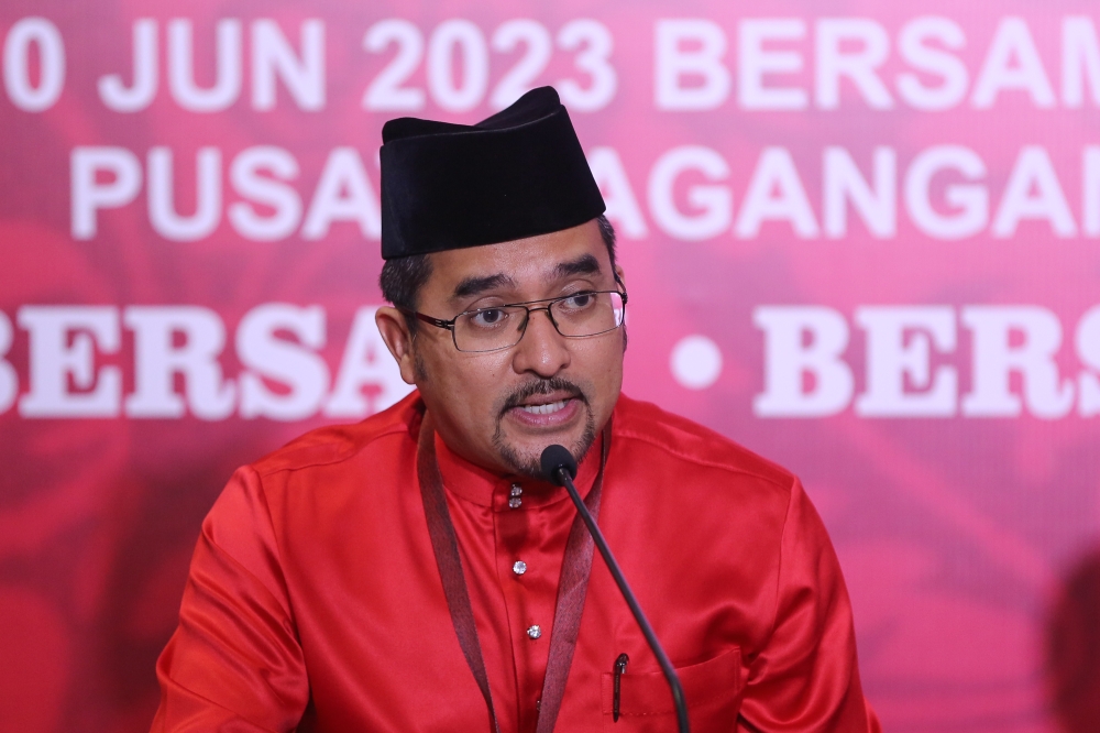 Majlis Amanah Rakyat (MARA) chairman Datuk Asyraf Wajdi Dusuki has dispelled calls for the MARA Junior Science College to only be opened to low-income families. — Picture by Yusof Mat Isa