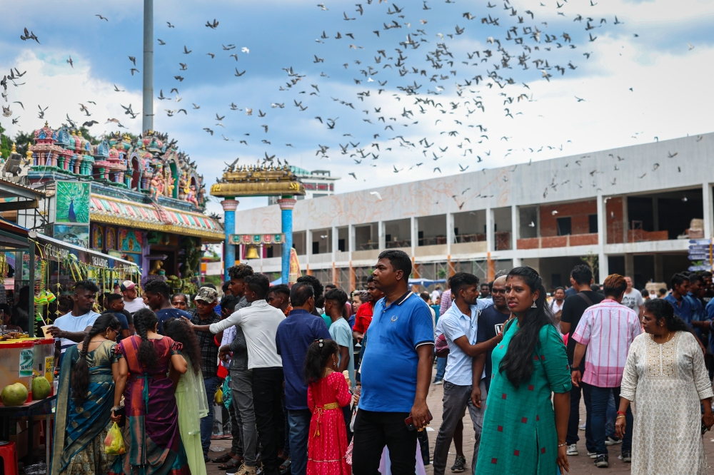 Hindu devotees visit the Sri Subramaniar Swamy Temple in Batu Caves, Kuala Lumpur November 12, 2023. — Bernama pic