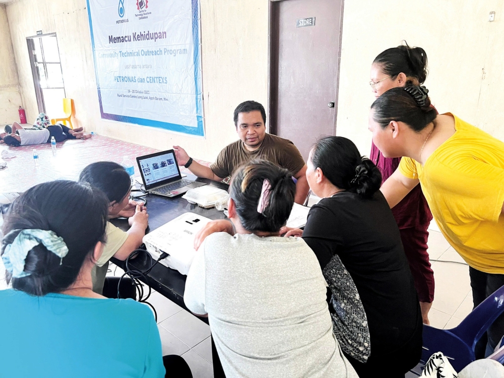 Syarikat Timogah founder and CEO, Heineken Laluan, explaining to participants how to apply a digital marketing approach. ― Borneo Post pic