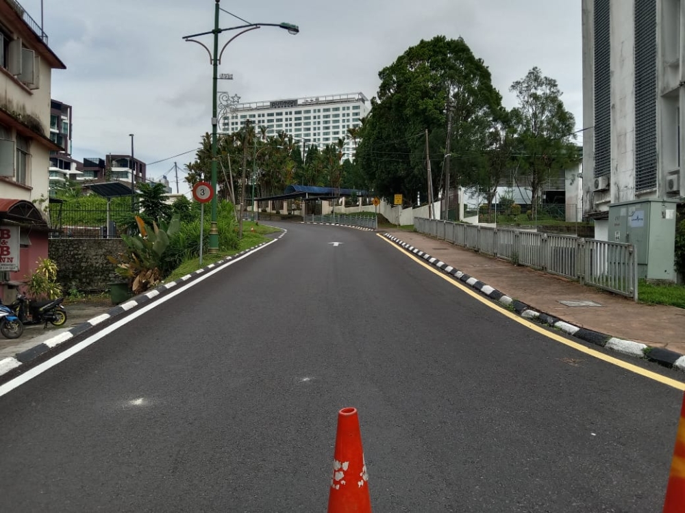 Photo shows a clear Jalan Mathies, which leads to SMK Kuching High. — Borneo Post Online pic