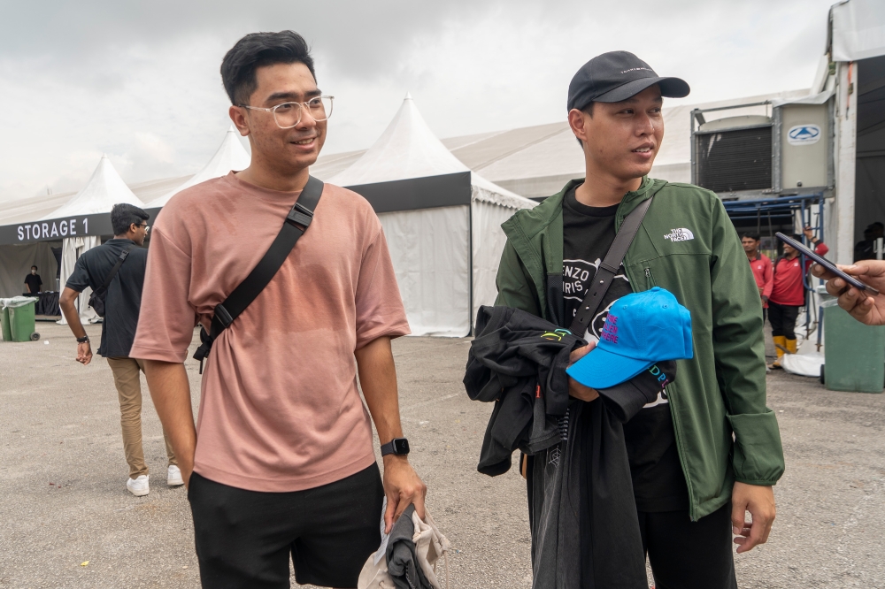 Ron and Sara came all the way from Cambodia just to catch Coldplay. — Picture by Shafwan Zaidon. 