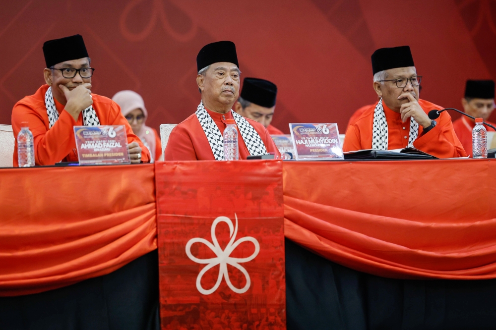 Tan Sri Muhyiddin Yassin (centre) attends Parti Pribumi Bersatu Malaysia’s sixth annual general meeting in Shah Alam November 25, 2023. — Bernama pic