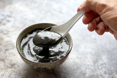 Enjoy ribbons of ebony goodness with this thick and aromatic ‘zi ma wu’ (black sesame paste)