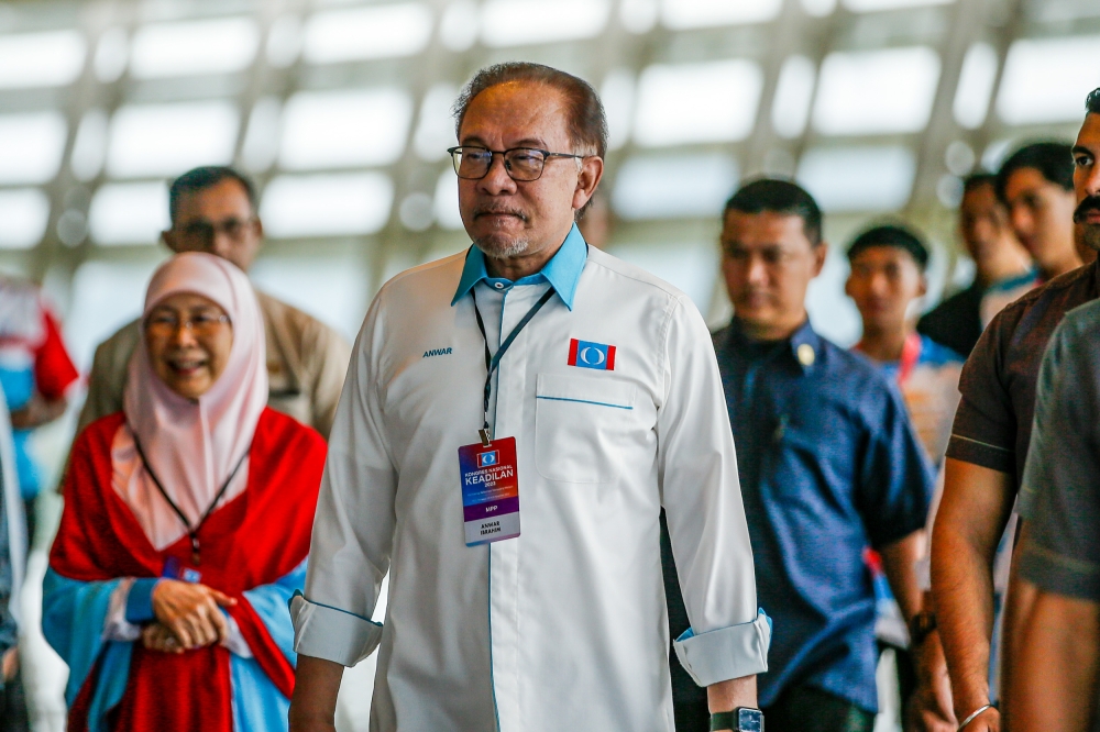 Prime Minister Datuk Seri Anwar Ibrahim arrives at the Putrajaya International Convention Centre (PICC) for the PKR National Congress, November 26, 2023. — Picture by Hari Anggara