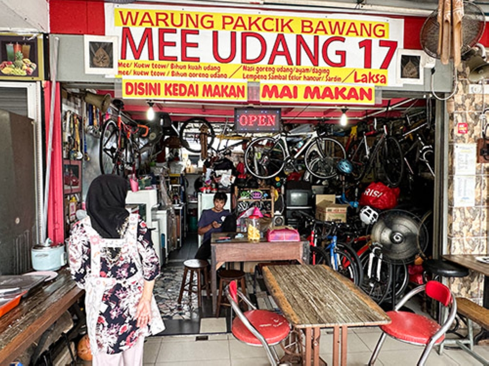 Warung Pakcik Bawang gives out a quirky vibe with all the bicycles, a nod towards the owner's passionate hobby.