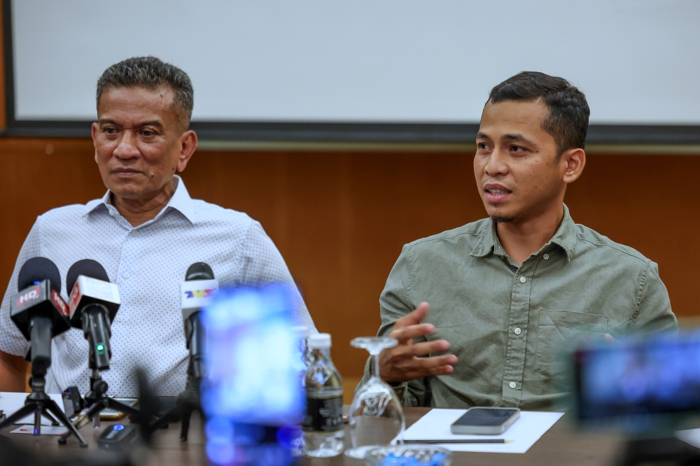 Former Community Communication Department (J-Kom) director-general Datuk Mohammad Agus Yusoff and J-Kom official Abdul Wahab Abdul Kadir Jilani during a press conference in Bangi, November 17, 2023. — Bernama pic