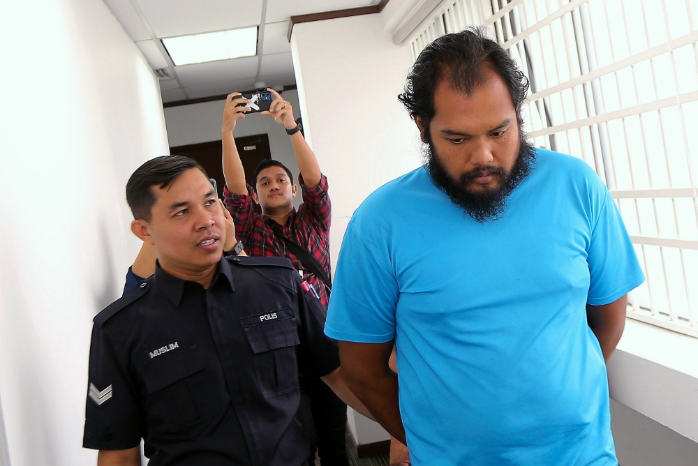 Kamarul Kamil Abd Rifin, 33, (right) the father of four siblings who were left at the guardhouse last week pleaded guilty in the Sessions Court today to the charge of neglecting the children. — Bernama pic 