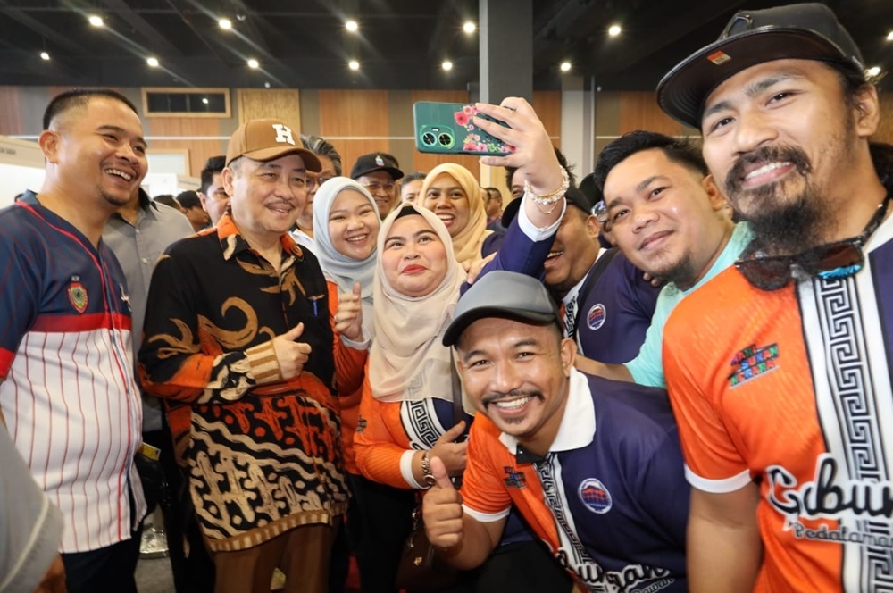 Chief Minister Datuk Seri Panglima Hajiji Noor poses for a wefie with some of the Sabah Youth Carnival participants at the inaugural state-level Sabah Youth Carnival 2023 at the Sabah International Convention Centre. — Borneo Post pic