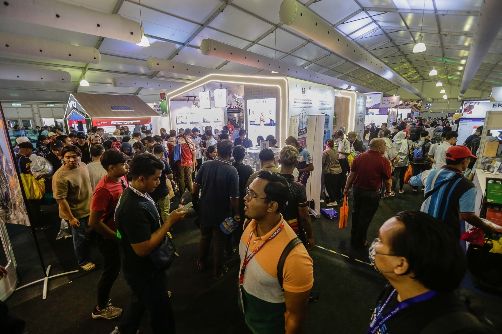 Visitors are seen taking part in the activities provided by the booths during the Madani Government One Year Anniversary Programme at the Bukit Jalil National Stadium December 10, 2023. — Picture by Sayuti Zainudin