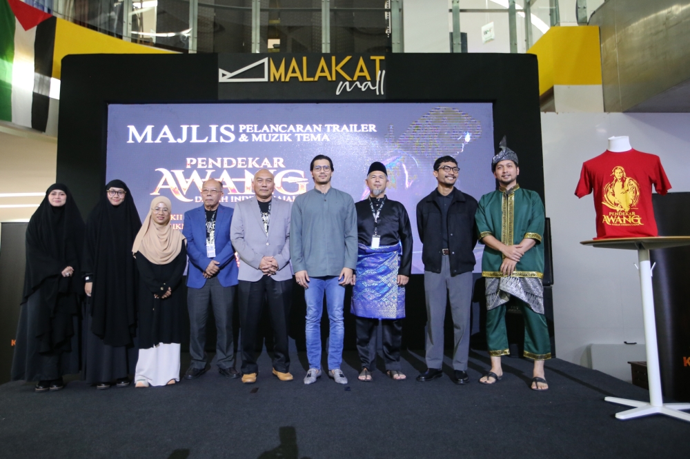 The cast and crew of upcoming historical epic 'Pendekar Awang: Darah Indera Gajah' produced by Studio Kembara. — Picture by Ahmad Zamzahuri