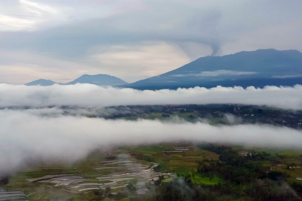 Gunung berapi Marabi di Indonesia memuntahkan awan abu seminggu setelah meletus