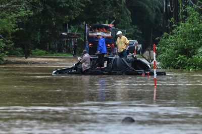 Kelantan floods: Firemen rescue four teenagers after being swept away 