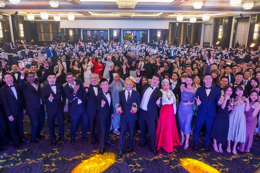 Kenneth Soh of Shopee Malaysia (seventh from right, front row) posing with the jubilant winners of Shopee Super Awards 2023. — Picture by Shafwan Zaidon