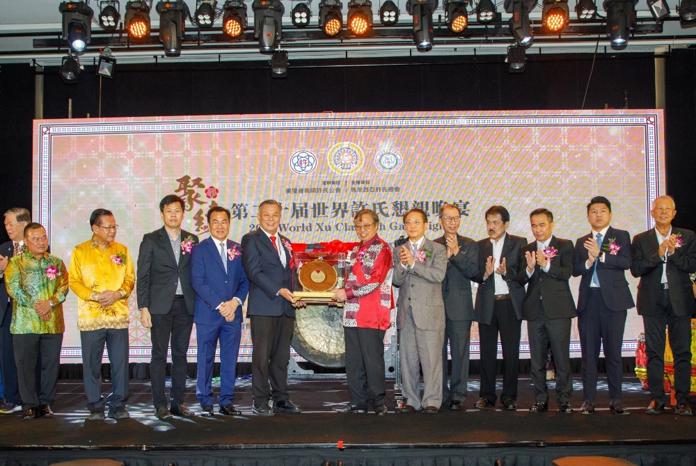 Miri Division Koh Yang Xu Clan Association chairman Khor Ooi Long presents a memento to Premier Tan Sri Abang Johari Openg during the 20th World Xu Clannish Gala Night dinner, December 16, 2023. — Picture by Sarawak Public Communications Unit via Borneo Post 