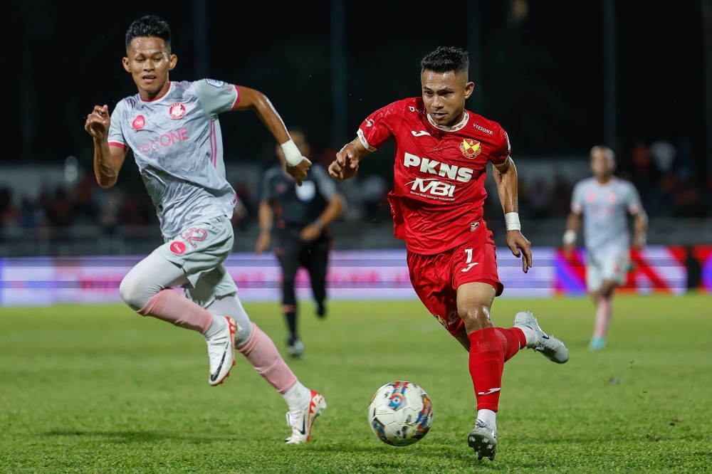 Selangor FC’s Mohamad Faisal Abdul Halim in action with PDRM FC’s Mohd Safiee Ahmad at the Majlis Bandaraya Petaling Jaya (MBPJ) Stadium. — Bernama pic 