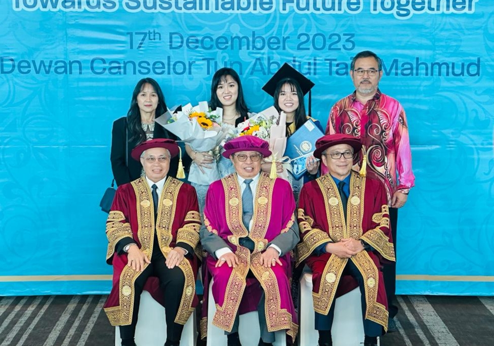 Premier Tan Sri Abang Johari Openg, flanked by Deputy Minister I for Education, Innovation and Talent Development Datuk Annuar Rapaee (seated, right) and UTS vice-chancellor Prof Datuk Khairuddin Ab Hamid, joins Amanda Yong Seng Ping (standing, 2nd right), her father Penghulu Yong King Sung (standing right) and others in a photo-call. — Borneo Post pic 