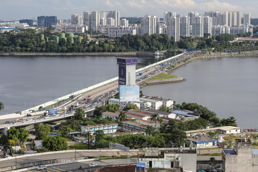 A general view of the Johor Causeway at Johor Baru November 4, 2022. Singaporeans are snapping up Johor real estate even though the Rapid Transit System link between the island republic and Malaysia is yet to be completed. — Picture by Yusof Mat Isa