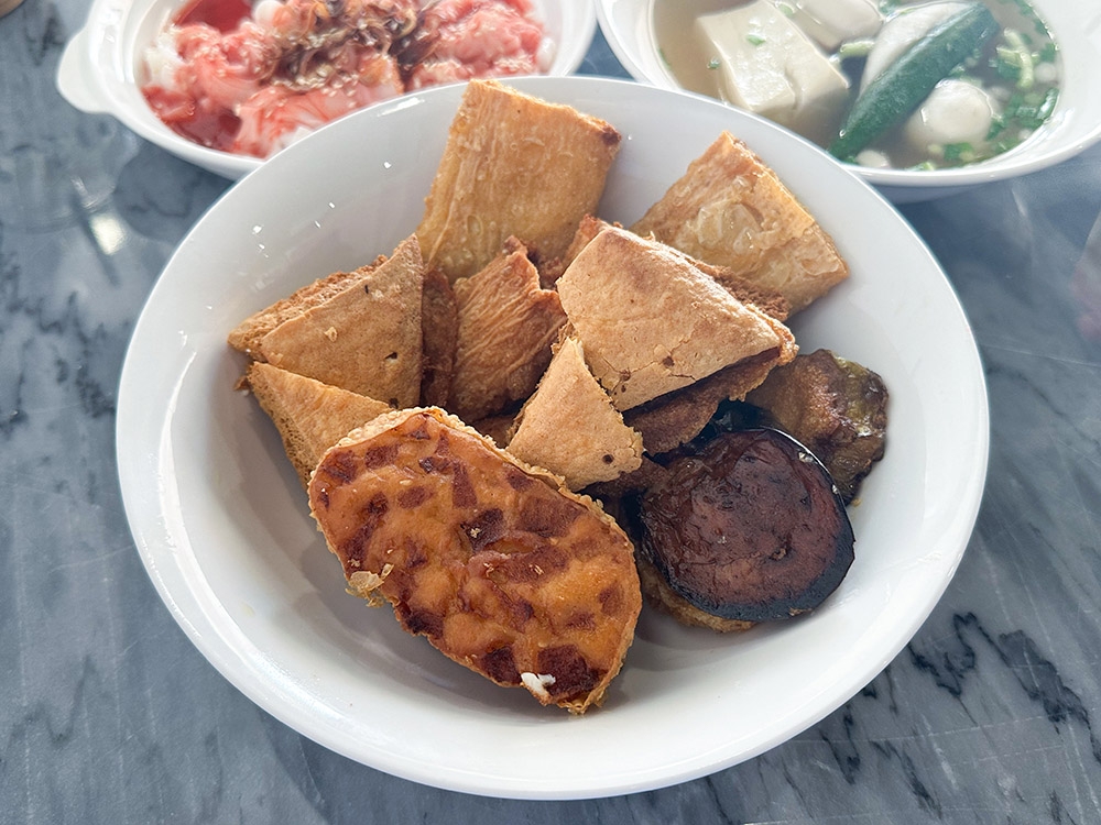 A bowl of deep fried goodies like Signature Sengkuang, Fu Chok and the superb Signature Ipoh Mountain Water Fried Big Taufu.