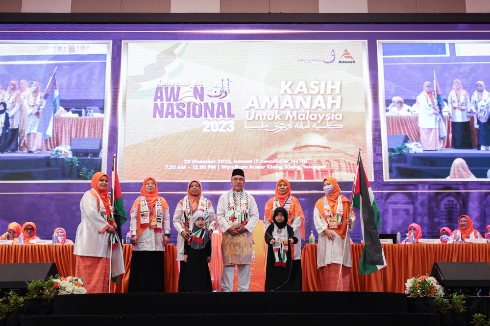 Amanah vice president Adly Zahari with Amanah Women’s wing chief Datuk Aiman Athirah Sabu at the Women’s wing convention in Klang, December 22, 2023. — Bernama pic 