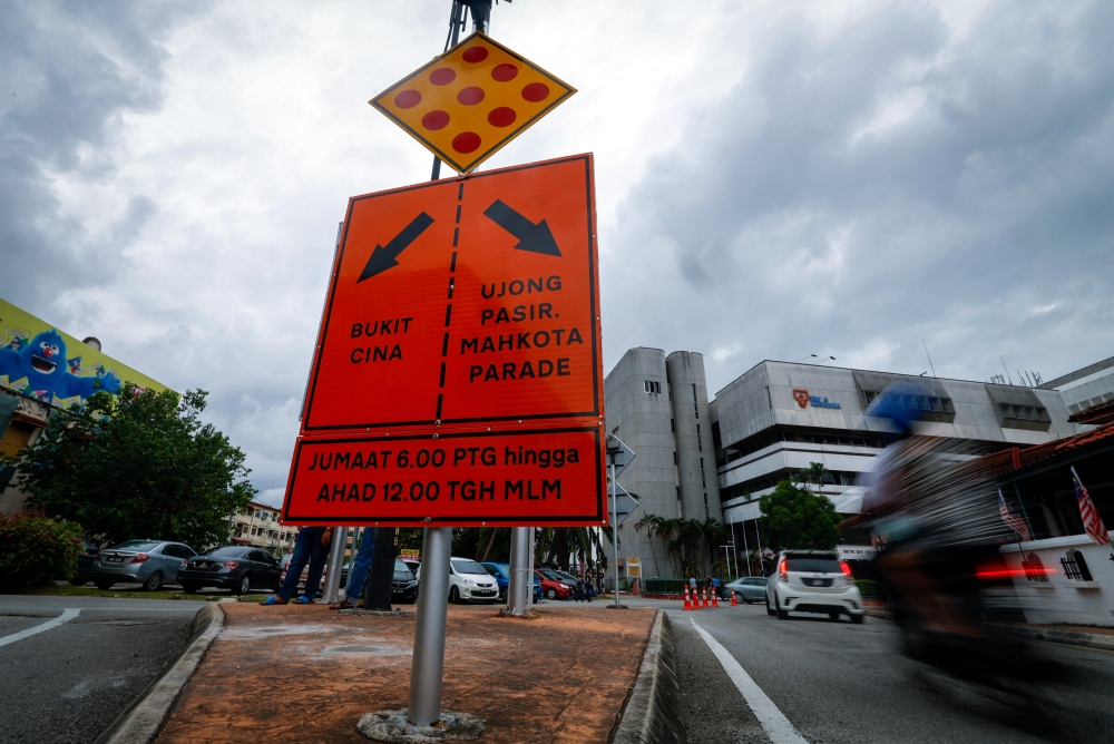 All road users divert their vehicles to the designated route in conjunction with the road closure period in conjunction with the Vehicle Free Zone in Banda Hilir, Melaka December 23, 2023. — Bernama pic 