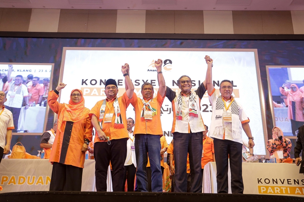 (From left) Amanah vice-president Dr Siti Mariah Mahmud, deputy president Datuk Seri Mujahid Yusof Rawa, president Datuk Seri Mohamad Sabu, vice-president Datuk Seri Dzulkefly Ahmad and vice-president Adly Zahari pose for a group photo during the 2023 National Amanah Convention at Wyndham Acmar, Klang December 24, 2023. — Picture by Sayuti Zainudin