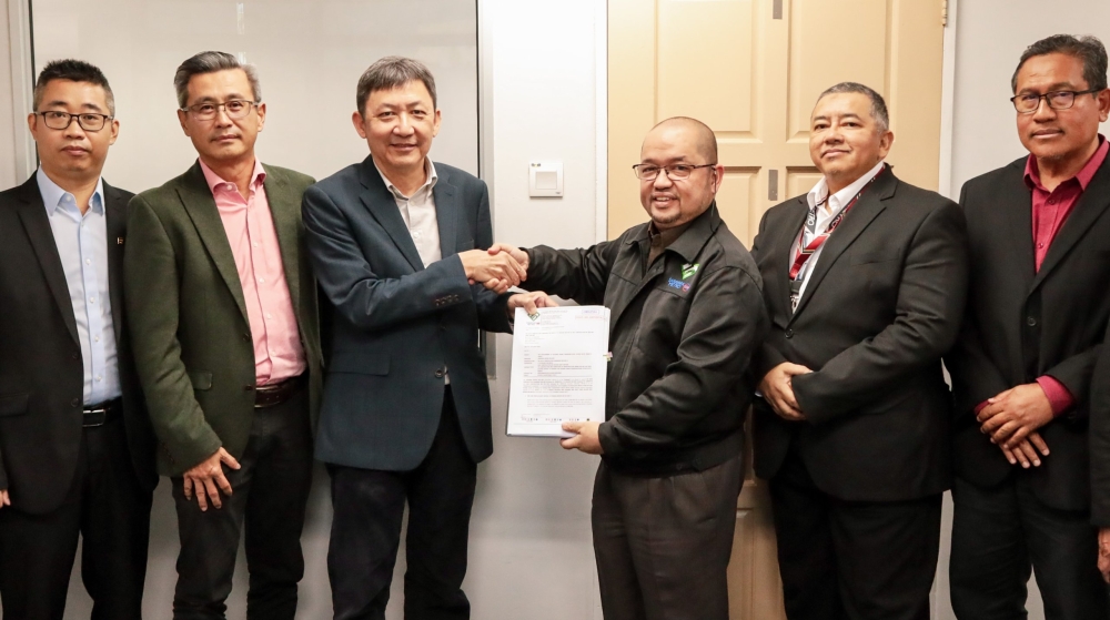 Sarawak Metro chief executive officer Mazli Mustaffa (third right) presents the letter of award to Ch’ng Boon Swee – a Sri Datai director. Also seen are other representatives from Sarawak Metro and the JV company. — Borneo Post pic