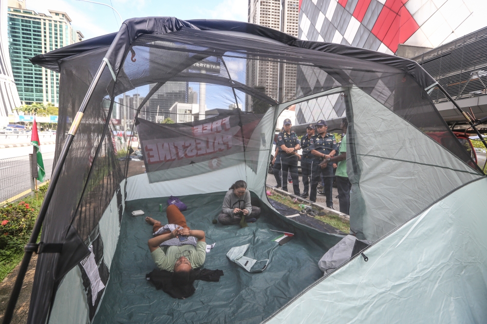 DBKL officers check a tent at the protest area during the Kepung Demi Palestin picket at Jalan Tun Razak in Kuala Lumpur December 27, 2023. — Picture by Yusof Mat Isa