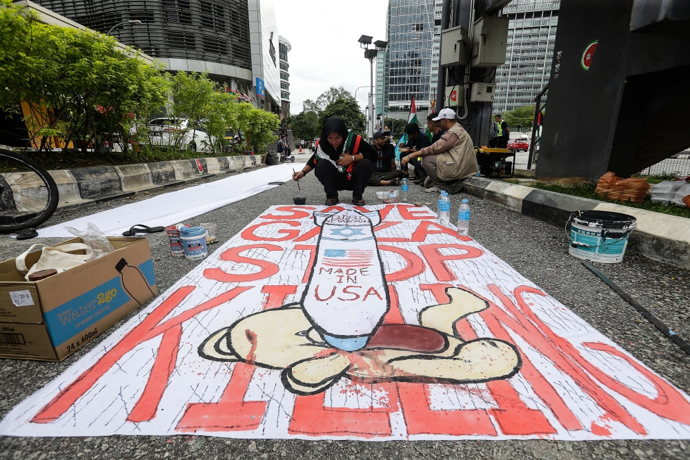 Picketers make a placard in solidarity for Palestine United States Embassy, Jalan Tun Razak, December 27, 2023. — Picture by Sayuti Zainudin