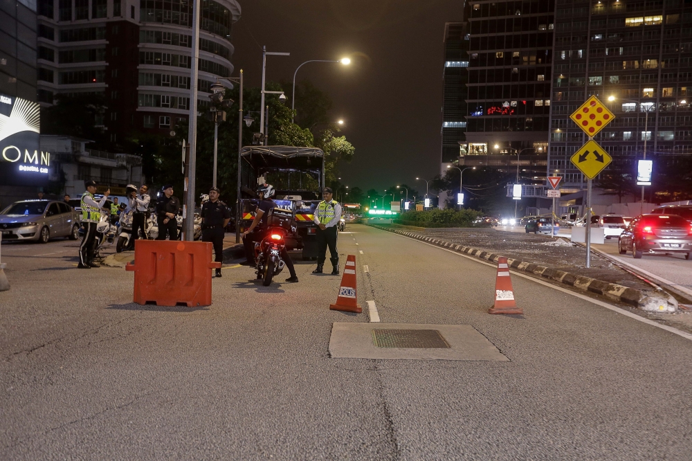 Police block the road heading to the United States Embassy, Jalan Tun Razak, December 27, 2023. — Picture by Sayuti Zainudin