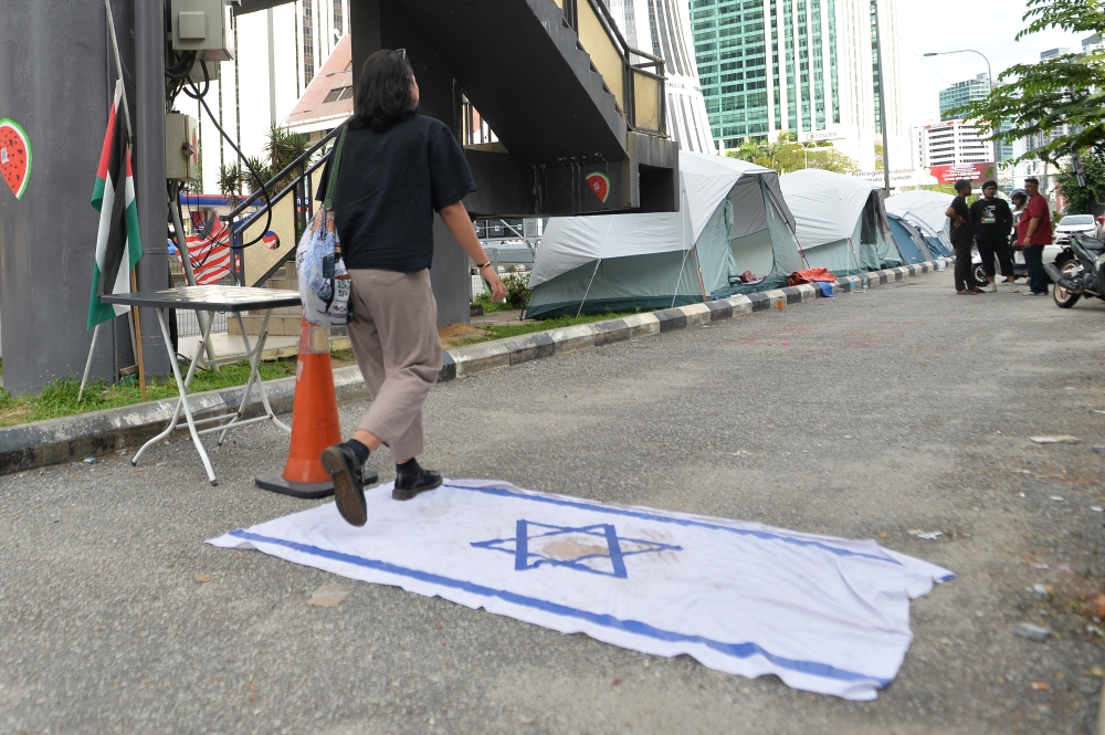 Protesters are seen gathering at the roadside nearby the US embassy for solidarity with #kepungdemipalestine in Kuala Lumpur on December 28,2023. — Picture by Miera Zulyana 