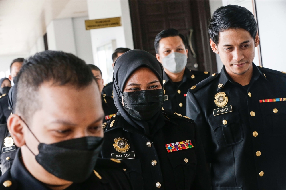 Malaysian Anti-Corruption Commission investigating officer Nur Aida Arifin at the Kuala Lumpur High Court, January 2, 2023. — Picture by Sayuti Zainudin 