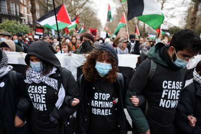 Pro-Palestinian Protesters Block Bridge Outside UK Parliament | Malay Mail