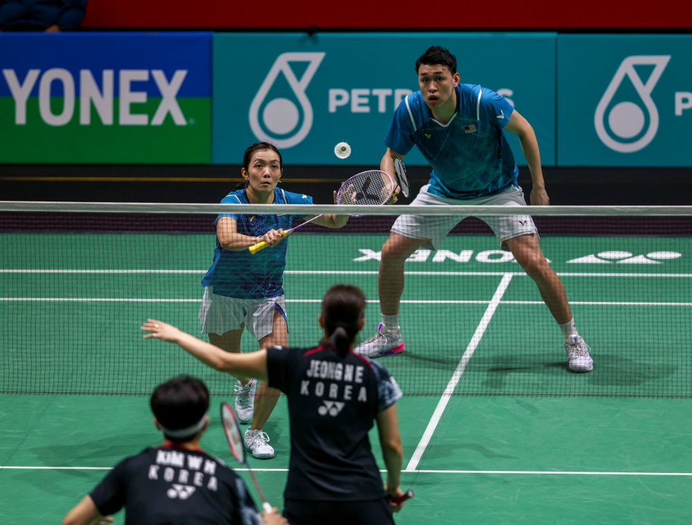 National mixed doubles action of Tan Kian Meng (right) and Lai Pei Jing against South Korean players Kim Won Ho and Jeong Na Eun at the Super 1000 Championship, Petronas Malaysia Open 2024 at Axiata Arena Bukit Jalil, January 9, 2024. — Bernama pic 