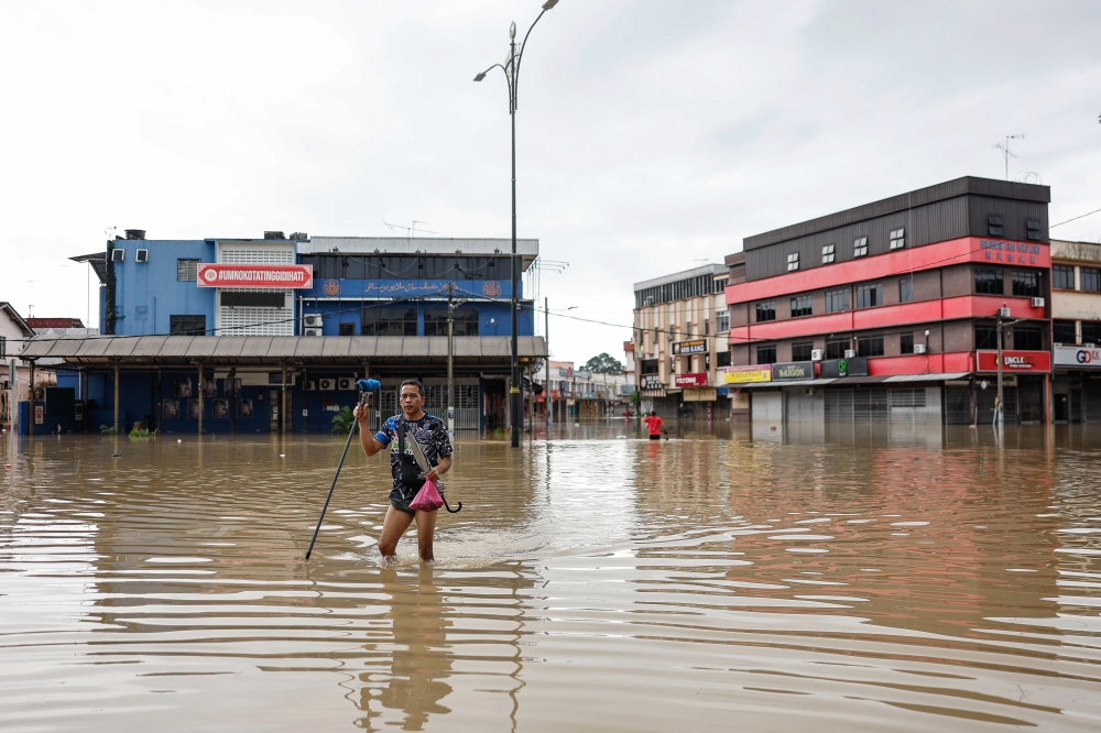 According to the latest report from the National Disaster Management Agency (Nadma) command centre, the number of flood victims in Johor increased to 7,536 compared to 7,025 recorded last night. ― Bernama pic