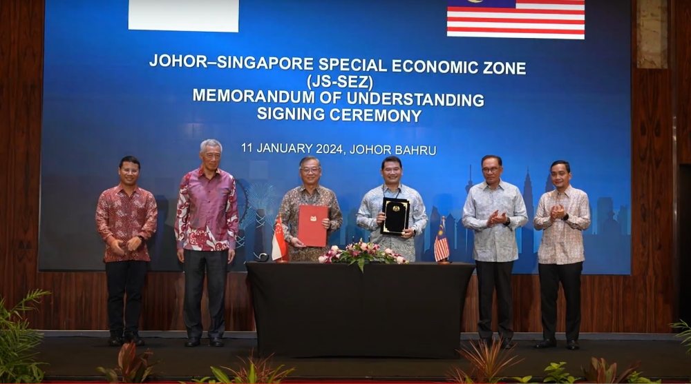 Screenshot of Prime Minister Datuk Seri Anwar Ibrahim and his Singapore counterpart Lee Hsien Loong witnessing the signing of a memorandum of understanding (MoU) by Economy Minister Rafizi Ramli and Singaporean Minister for Trade and Industry Gan Kim Yong. ― Picture by Albarra Azfar/Prime Minister’s Office of Malaysia