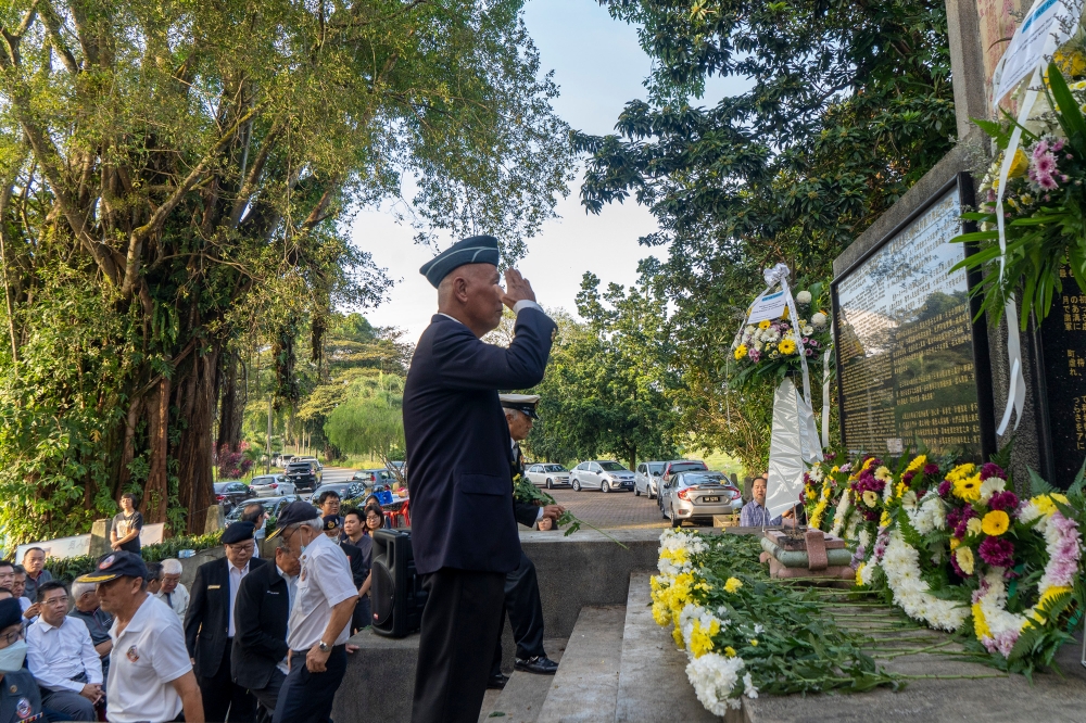 People pay their respects to commemorate The Fall of KL at the KL Hokkien Cemetery in Kuala Lumpur 14 January 2024. — Picture by Shafwan Zaidon