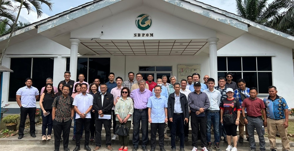 Deputy Plantation and Commodities Minister Datuk Chan Foong Hin and Tawau MPOB officers visited Teck Guan Sg Burung Palm Oil Mill. — Borneo Post pic