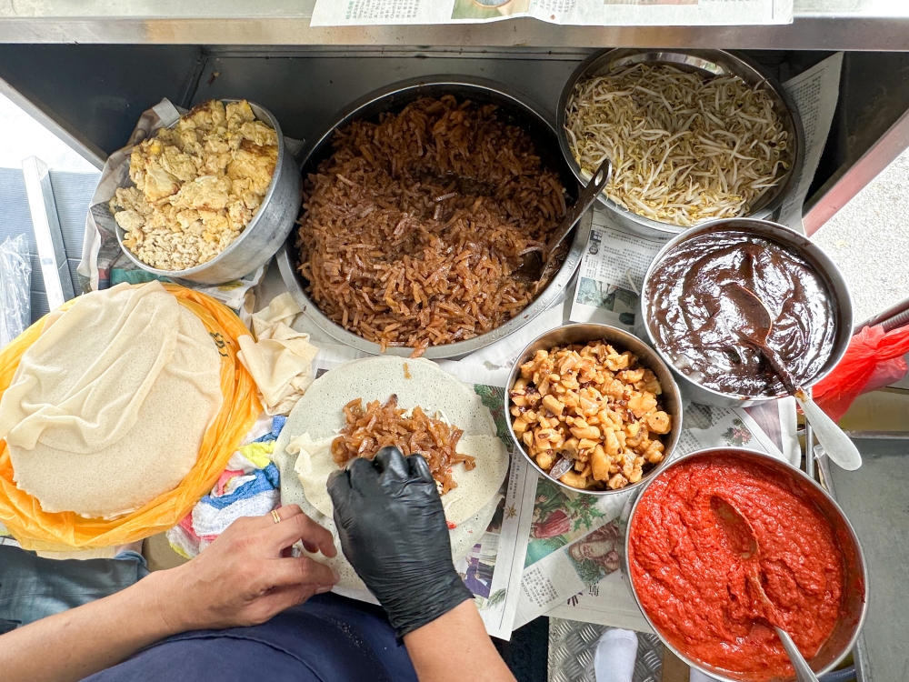 The set-up in the food truck where Alan Ong sells their signature pork lard 'popiah' — Pictures by Lee Khang Yi